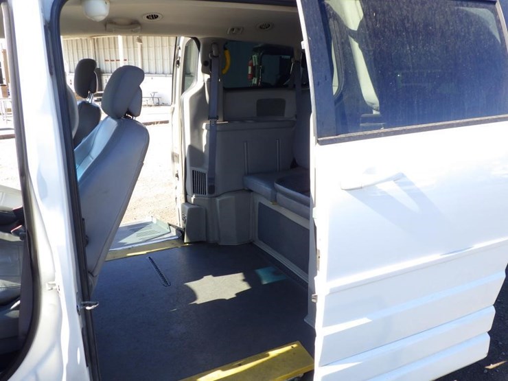2010-dodge-grand-caravan-image-7