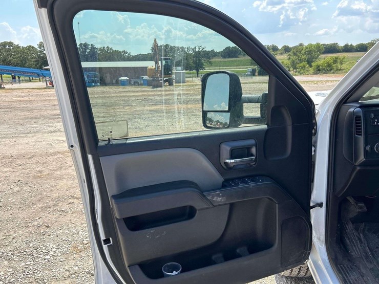 2017-chevrolet-silverado-3500-image-16