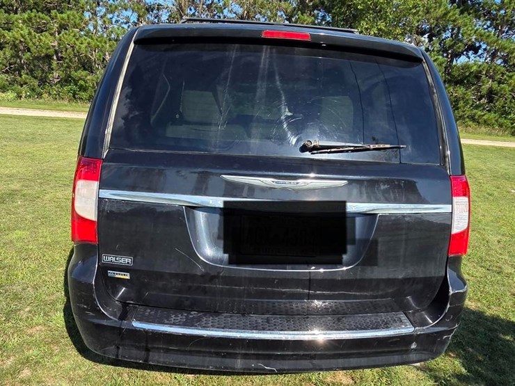 2013-chrysler-town-&-country-image-3