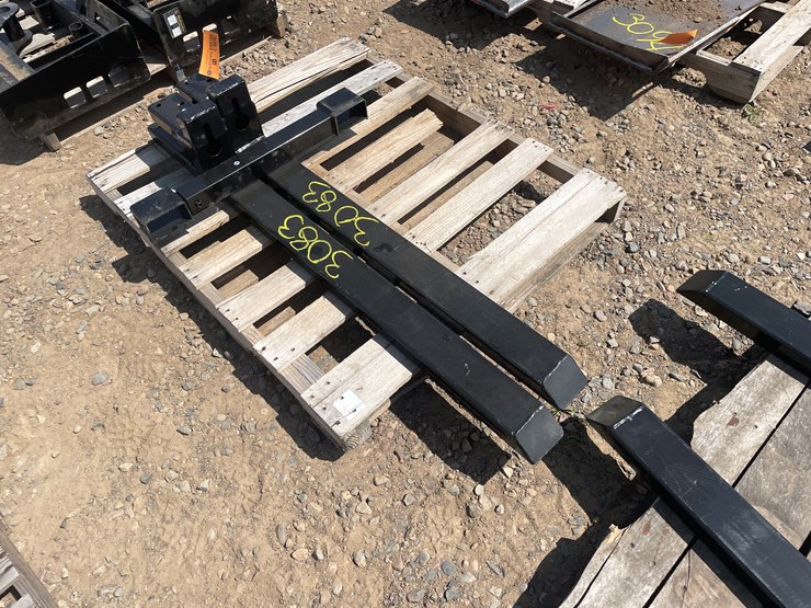 #3083-•-unused-2025-wolverine-adjustable-clip-on-pallet-forks-image-2