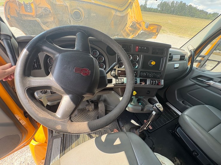 2015-kenworth-t880-image-18