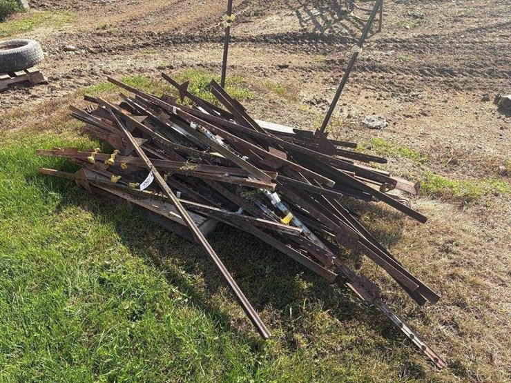 pallet-of-misc-fence-posts-&-braces-image-1