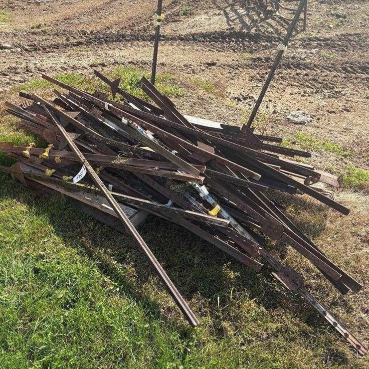 Pallet of misc Fence Posts & Braces