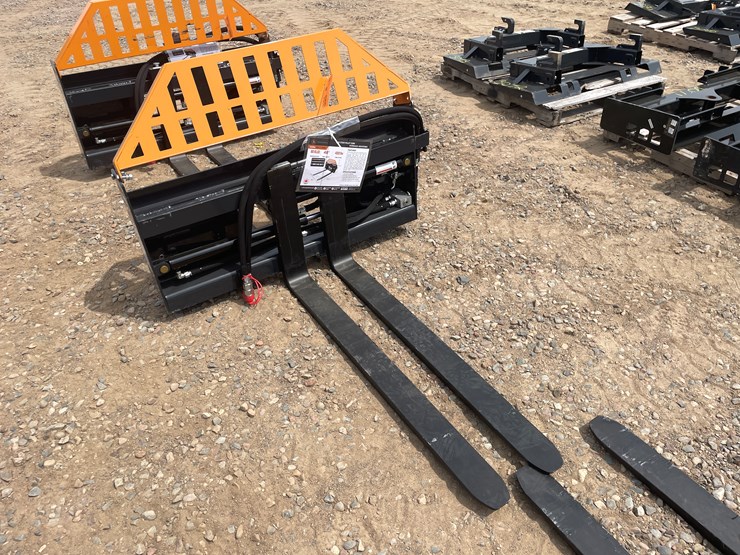 #3064-•-unused-2025-wolverine-hydraulic-adjustable-pallet-fork-attachment-image-4