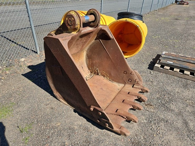 caterpillar-42"-bucket-with-teeth-image-2