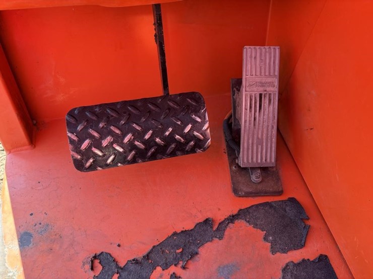 2013-jlg-8042-image-31