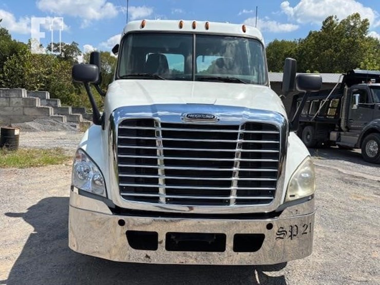 2016-freightliner-cascadia-125-image-2