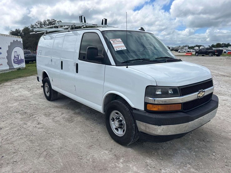 2021-chevrolet-express-2500-image-2