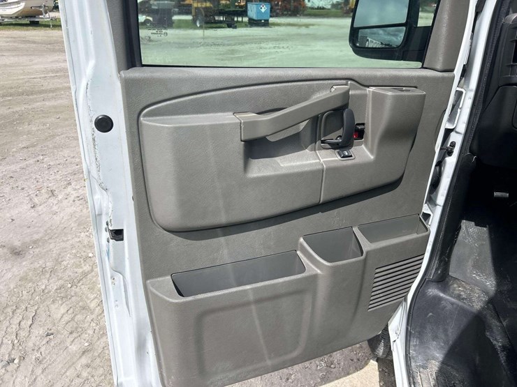 2021-chevrolet-express-2500-image-12
