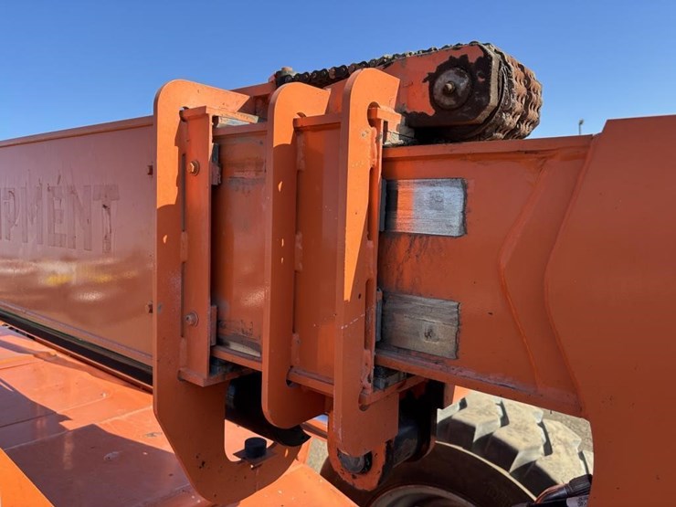 2013-jlg-8042-image-14