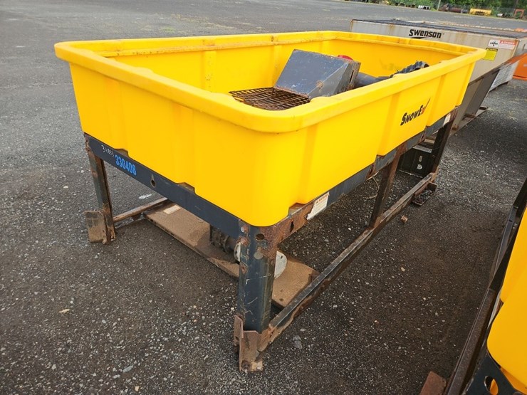 snowex-9'-poly-sand/salt-spreader-image-3