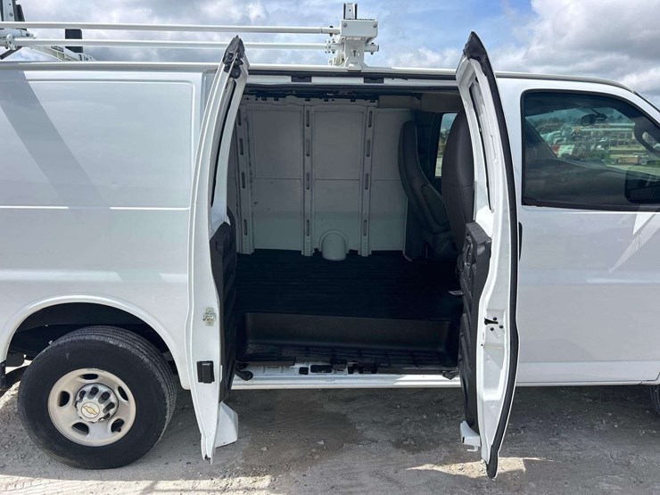 2021-chevrolet-express-2500-image-15