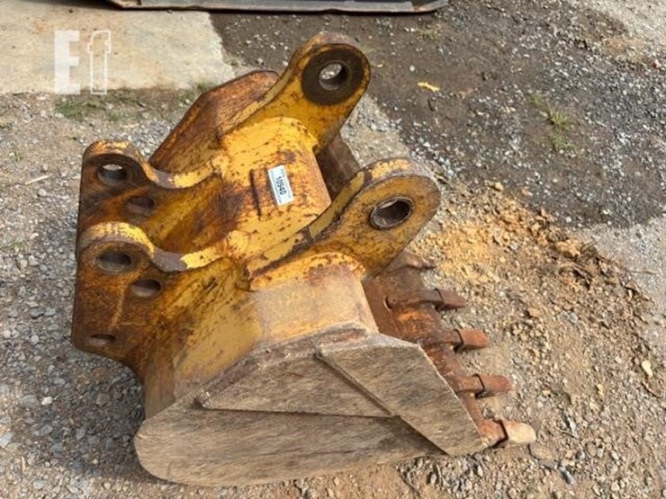 24"-backhoe-bucket-image-3