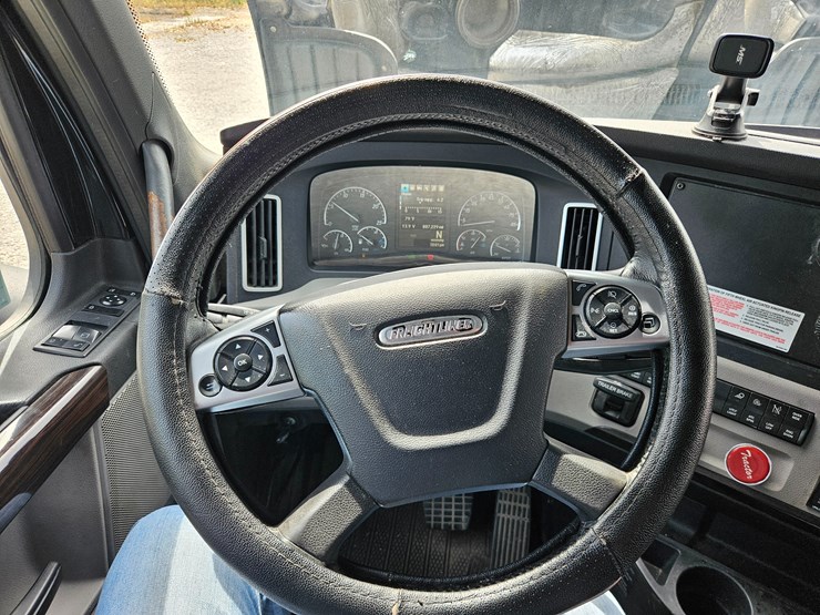 2018-freightliner-cascadia-126-image-61