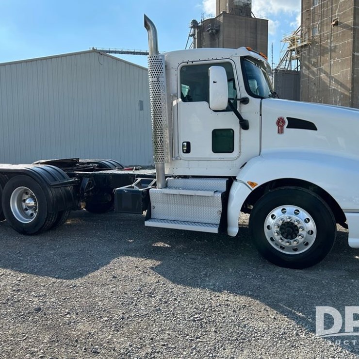 2013 Kenworth Day Cab Truck (PZ13878, Unit 128)