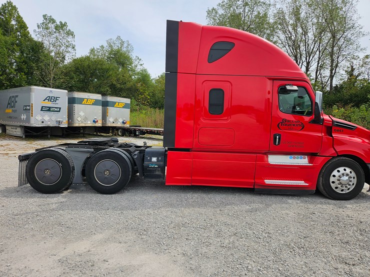 2019-freightliner-cascadia-126-image-21