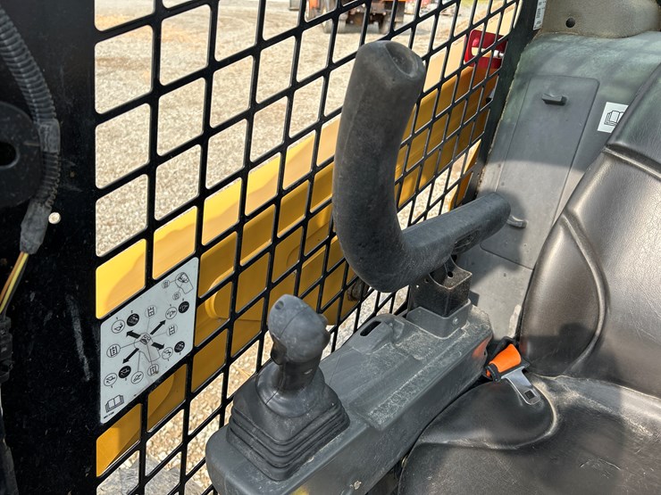2021-caterpillar-236d3-image-40