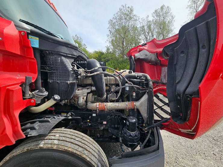 2019-freightliner-cascadia-126-image-42