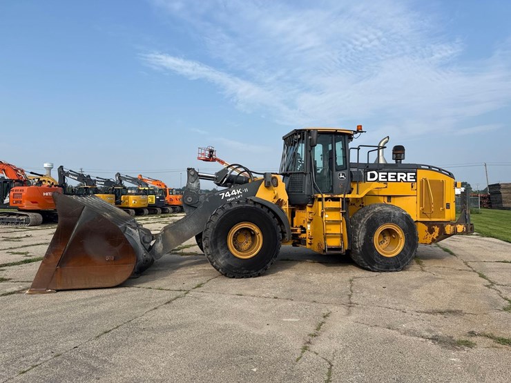 2016-deere-744kii-image-1