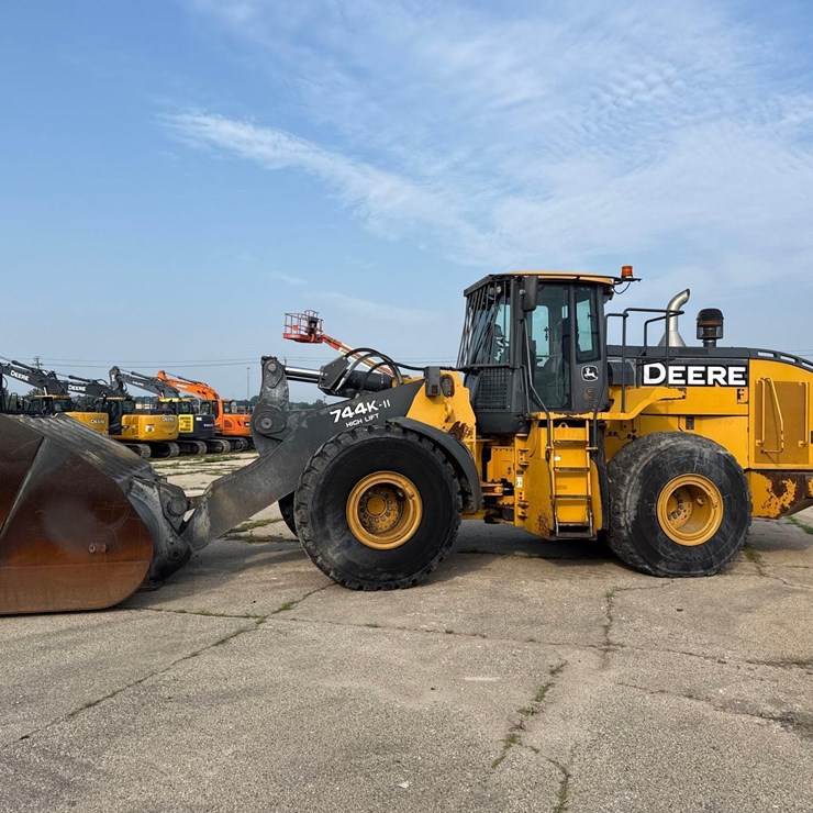 2016 DEERE 744KII