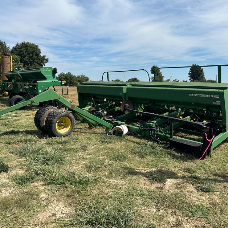 JOHN DEERE 750