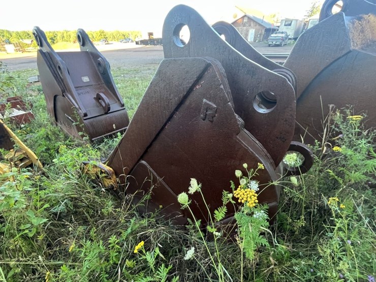 #2537-•-approx-36“-excavator-bucket-image-3