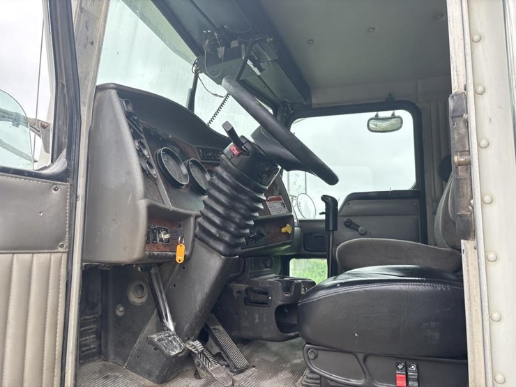 2004-kenworth-t800-image-49