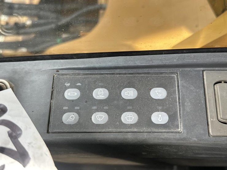 2011-caterpillar-320d-image-46