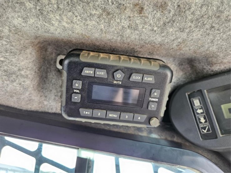 deere-331g-image-31