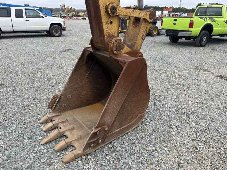 2011-caterpillar-320d-image-12