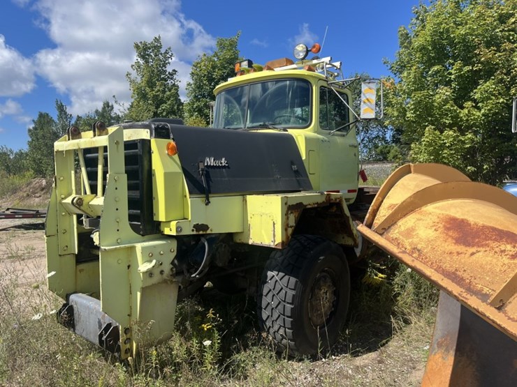 #1555-•-1992-mack-4x4-flat-bed-truck-image-1
