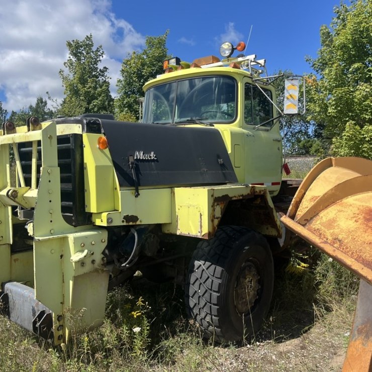 #1555 • 1992 Mack 4x4 Flat Bed Truck
