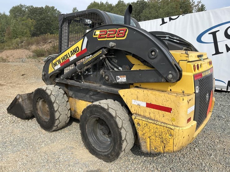 2020-new-holland-l228-image-3