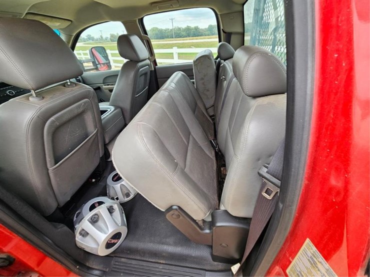 2013-chevrolet-3500hd-image-16