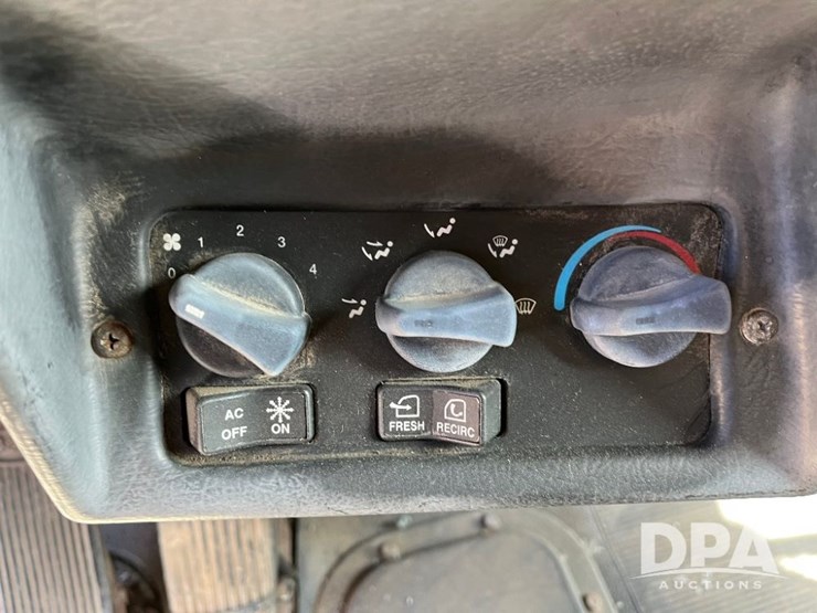 2000-peterbilt-385-image-55