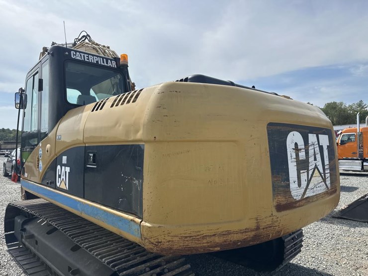 2011-caterpillar-320d-image-39