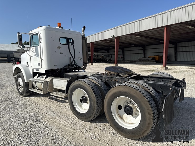 2000-freightliner-fld120-image-7