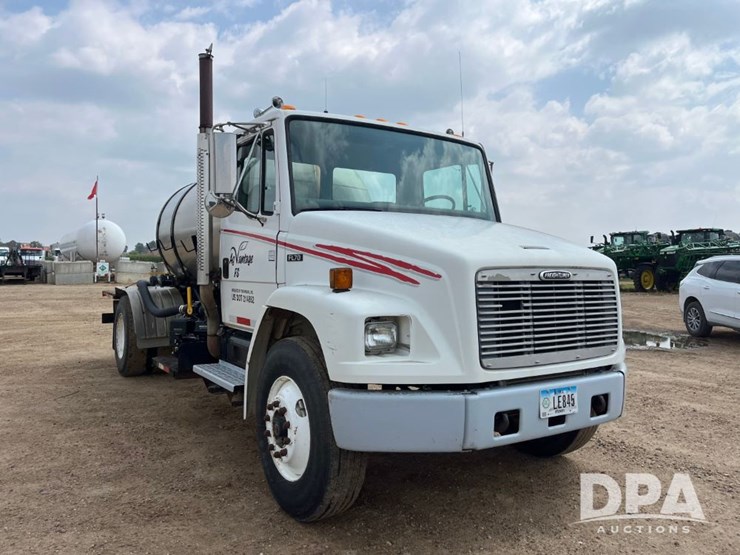 2000-freightliner-fl70-image-4