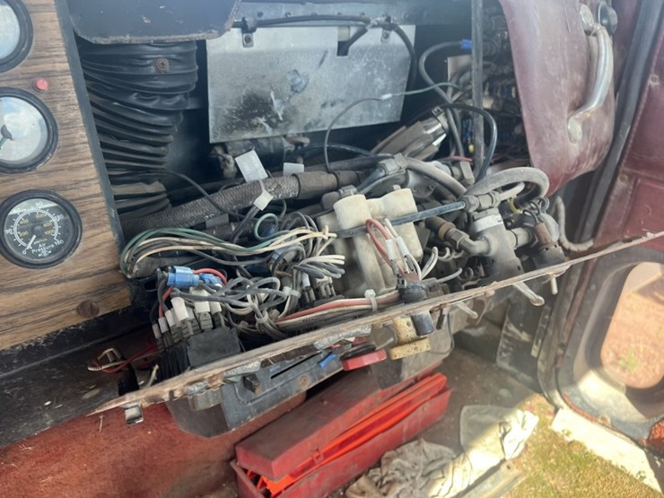 #2686-•-1990-marmon-motor-co-day-cab-truck-tractor-image-55