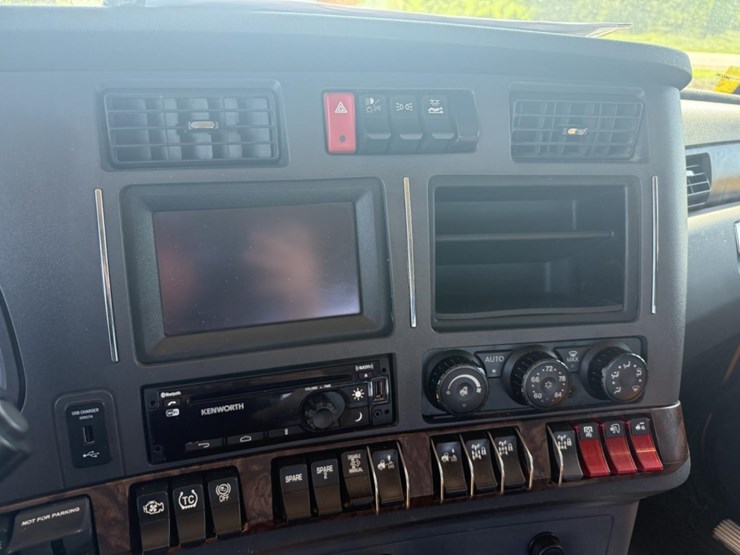 2023-kenworth-w990-image-11
