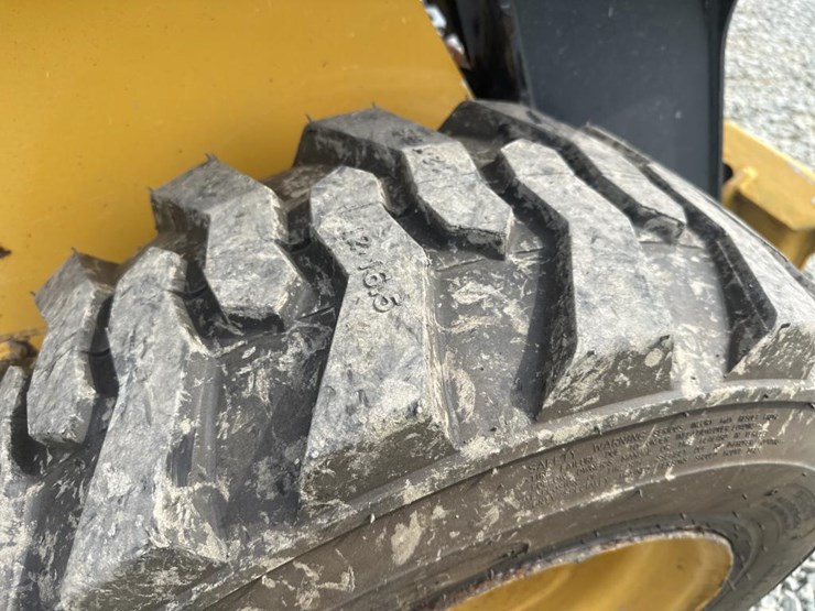 2014-deere-326e-image-58