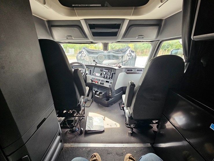 2018-freightliner-cascadia-126-image-73