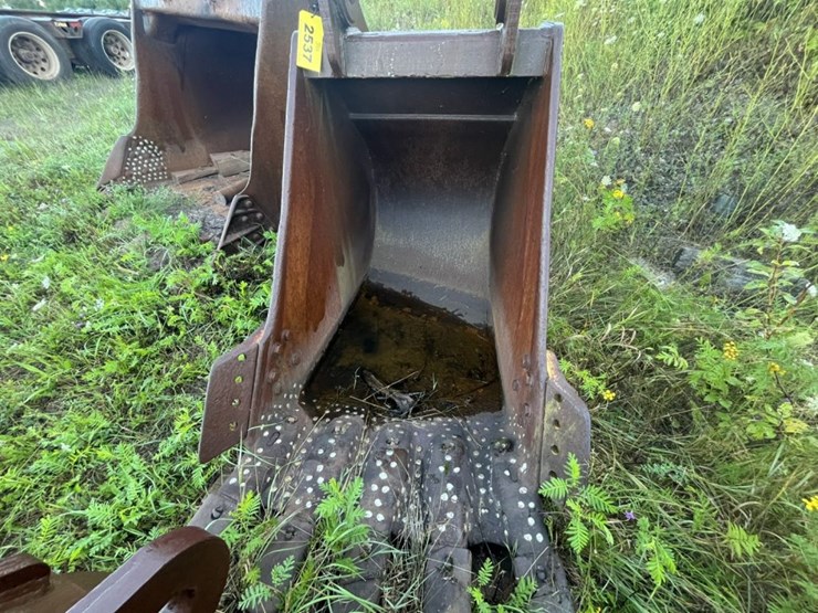 #2537-•-approx-36“-excavator-bucket-image-5