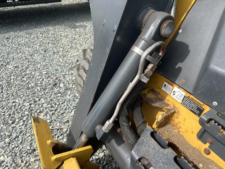 2014-deere-326e-image-33