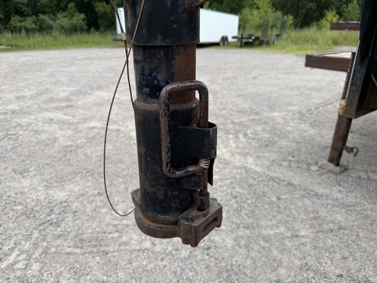 #1083-•-2001-delta-tandem-axle-gooseneck-trailer-image-10