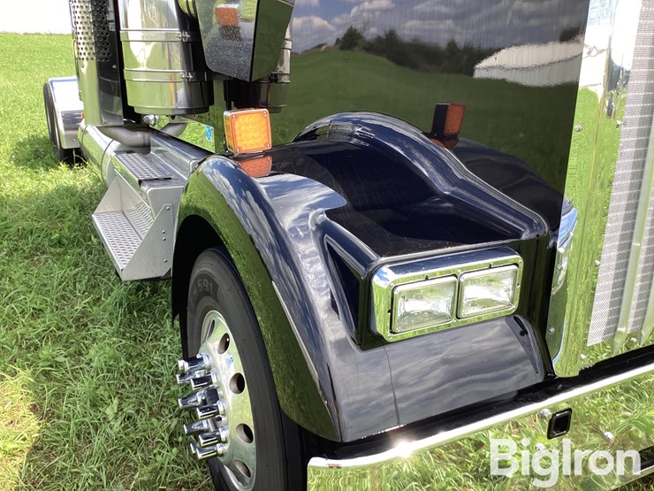 2024-kenworth-w900l-image-13