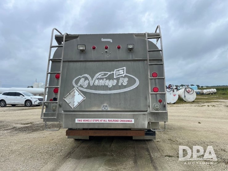 2010-freightliner-business-class-m2-petroleum-truck-(jn2961,-unit-491)-image-15