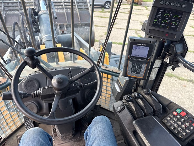 2016-deere-744kii-image-28