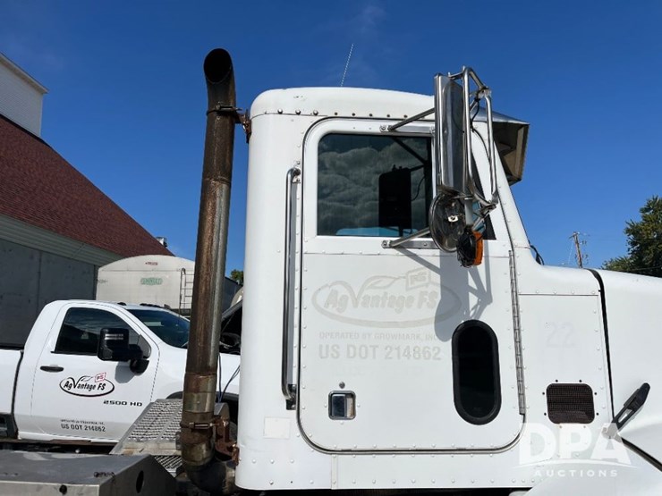 2000-peterbilt-385-image-23