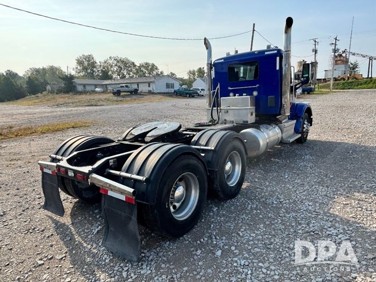 2019-peterbilt-567-image-11
